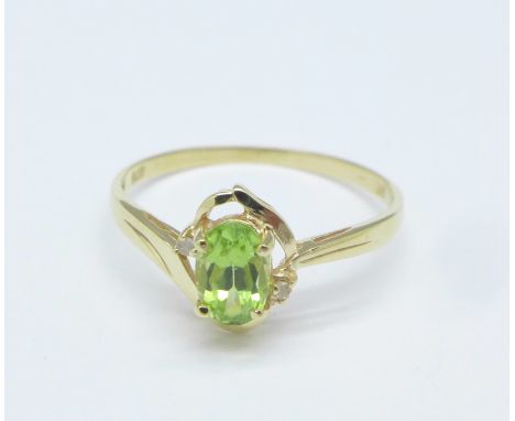 A 9ct gold, peridot and small diamond ring, 1.2g, O