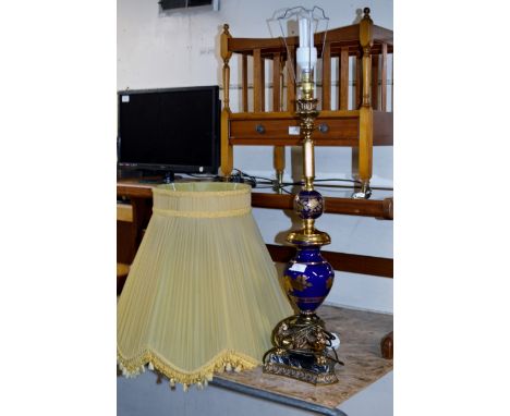 A LARGE DECORATIVE LAMP WITH SHADE     