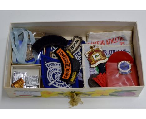 A BOX WITH VARIOUS OLD BADGES, AN ENAMEL GLASGOW SCHOOL BADGE, VARIOUS PATCHES ETC     