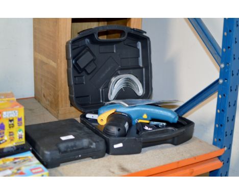 A WORKZONE SANDER &amp; A SET OF SCREWDRIVERS     