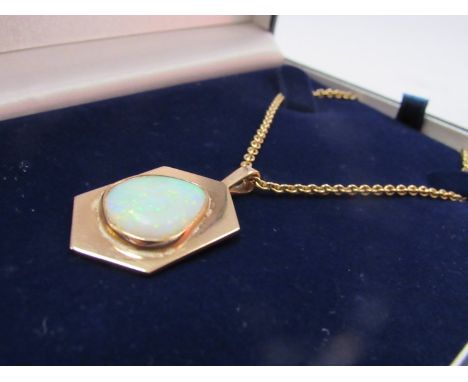 A 9ct gold opal pendant hung on chain 