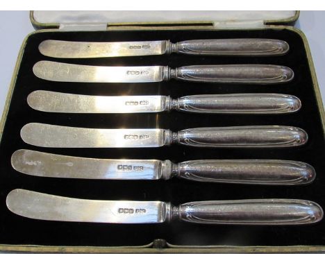 A set of six George V all silver tea knives. Blades Sheffield 1918. Handles Sheffield 1919. Cased