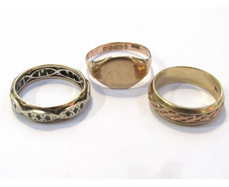 Three 9ct gold rings including signet ring, 10.8g 