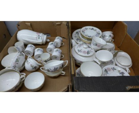 Two boxes of Royal Worcester June Garland dinnerwares **PLEASE NOTE THIS LOT IS NOT ELIGIBLE FOR POSTING AND PACKING** 