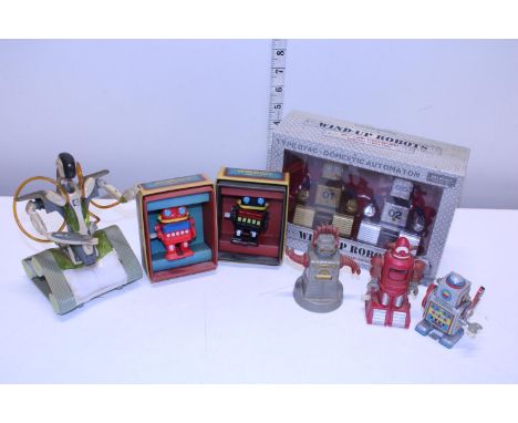 A job lot of assorted wind up robot models 