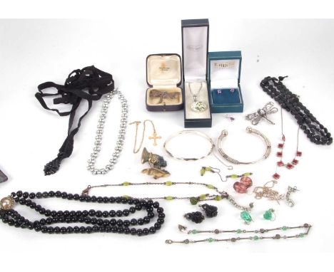 A mixed lot of jewellery to include a 9ct cross and chain, (1.6g), a 9ct white gold amethyst pendant, silver hinged bangle, e