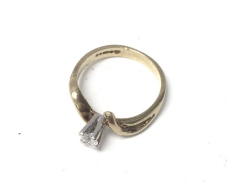 A 9ct gold and CZ ring (J).