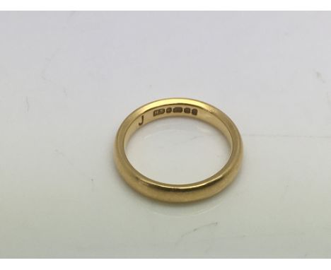 A 22ct gold ring, approx 4.6g and approx size J.