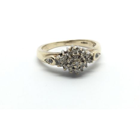 An 18ct gold diamond cluster ring, approx 3.4g and approx size K.