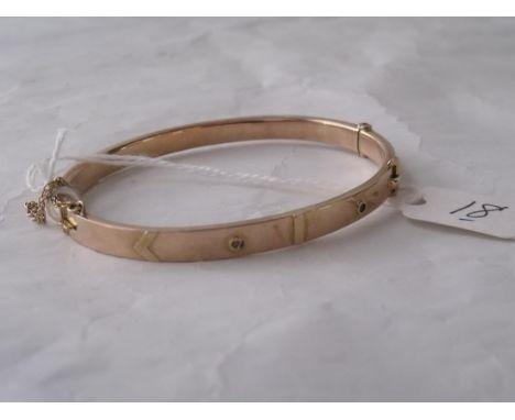 Plain 9ct buckle bangle 7.3g      