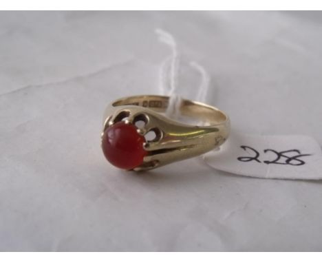 A gents Cornelian cabochon ring in 9ct  approx size 'R'        