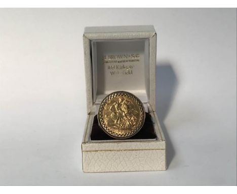 A Gents Sovereign ring and 9ct gold mount, 13g