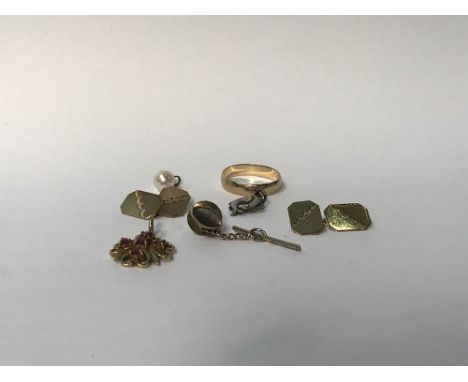 Pair of 9ct cufflinks, wedding ring and a pendant etc, 8g