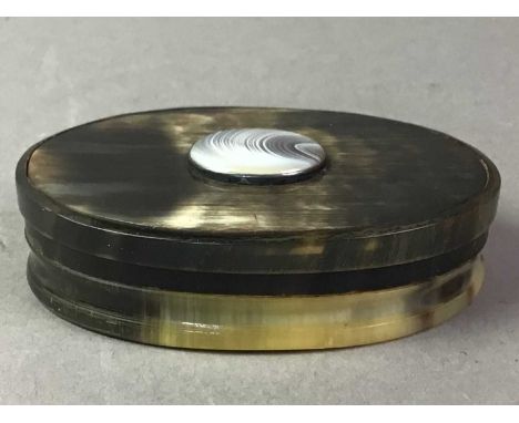 SCOTTISH HORN SNUFF BOX 19TH CENTURY the lid set with a Montrose agate, along with a magnifiying glassthe box 10cm wide, 2,5c