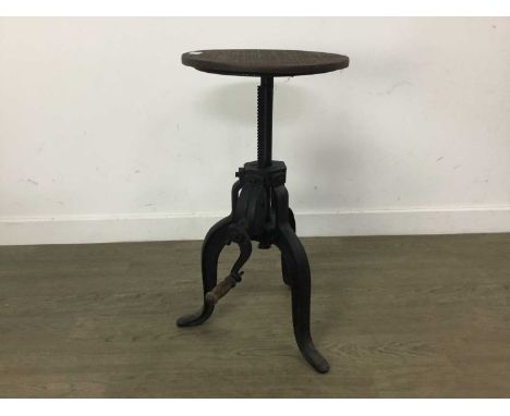 INDUSTRIAL TELESCOPIC STOOL on tripod supports 