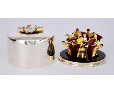 ***An Elizabeth II Silver and Silver Gilt Circular Christmas Box and Cover, by Stuart Devlin, London 1979, the polished lid w