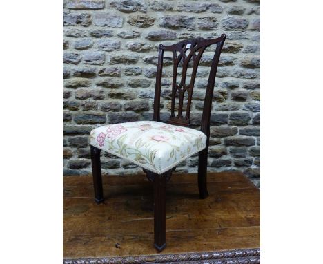 A LATE 18th.C.MAHOGANY CHIPPENDALE STYLE DINING CHAIR WITH CARVED CREST RAIL AND REEDED SQUARE SECTION LEGS.