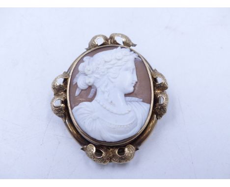 A LATE 19th CENTURY OVAL PORTRAIT CAMEO DEPICTING A CLASSICAL MUSE. MEASURMENTS 4cms X 3cms.