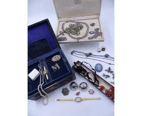 A VARIED SELECTION OF VINTAGE JEWELLERY TO INCLUDE A SILVER RUSSIAN TRINKET EGG, A 14ct GOLD GEM SET SPIDER BROOCH, A 9ct SEE