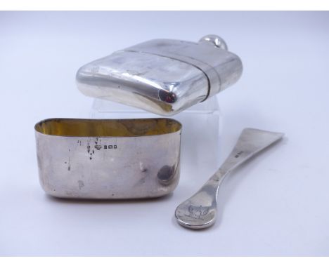 AN EDWARDIAN PLAIN BODIED STERLING SILVER HIP FLASK WITH DETACHABLE DRINKING CUP, AND A HINGED BAYONET CAP, HALLMARKED 1918, 