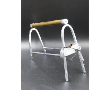 AN INTERESTING ART DECO FRENCH CHROME WINE BOTTLE CRADLE. DESIGNED BY JACQUES ADNET