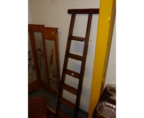 AN ANTIQUE PINE LIBRARY LADDER.