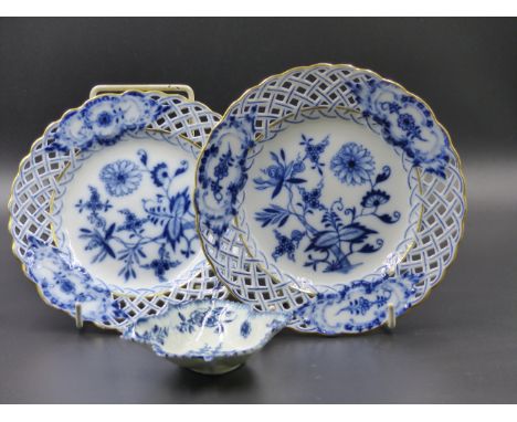 A WORCESTER BLUE AND WHITE PICKLE DISH AND TWO MEISSEN ONION PATTERN RIBBON PLATES.   DIA.15cms.    (3)