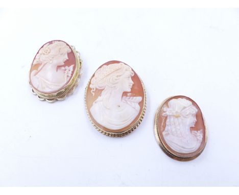 A GROUP OF THREE CAMEO BROOCHES, ALL BEARING A PORTRAIT OF A MAIDEN, ALL MOUNTED IN 9ct YELLOW GOLD. GRADUATED MEASUREMENTS 4