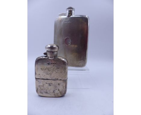 AN 11cm STERLING SILVER HIP FLASK WITH DETACHABLE PUSH FIT GILDED INNER DRINKING CUP, FINISHED WITH A HINGED BAYONET COVER CO