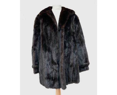 A vintage ladies brown mink fur jacket.Condition report: Good condition. No smells or moulting. Approximately a roomy sized 1