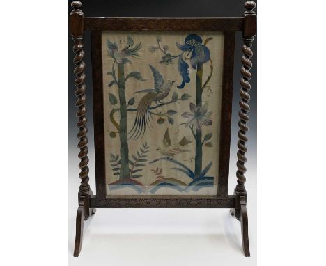 An early 20th century oak firescreen with barley twist supports and crewel work panel. Height 97cm, width 70cm, depth 30cm.  