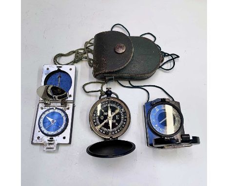A German pre-1945 Bakelite 'Marsch Kompass', height 7.5cm, together with a German black lacquered army compass, numbered 2660