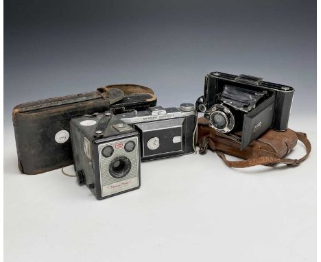 4 vintage cameras, including a Kershaw Curlew II, a Six-16 Kodak model c, Brownie Model I Kodak and one other (4)Originally o