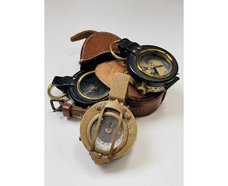 A WWI Verner's patent lacquered brass marching compass, by E Koehn, Geneva, dated 1917, diameter 5.5cm, in leather case, toge