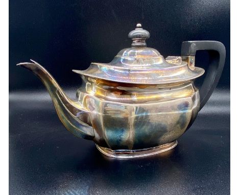 A Silver teapot (Total weight 620g) Sheffield 1927 hallmark and made by Atkin Brothers.