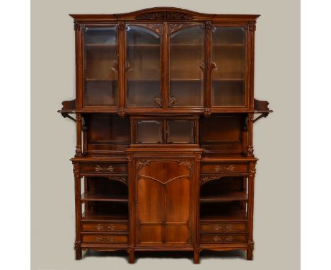 Seltener Jugendstil VitrinenschrankBernhard Ludwig/Wien/Österreich, um 1905. Palisander. Kupfer.  240 x 220 x 66 cm. Am Schlo