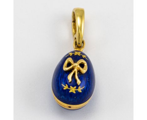 FABERGÉ - Ei-Clip/Anhänger mit blauer EmailleFa. Fabergé, Deutschland. Victor Mayer für Fabergé, Pforzheim. 750/- Gelbgold, g