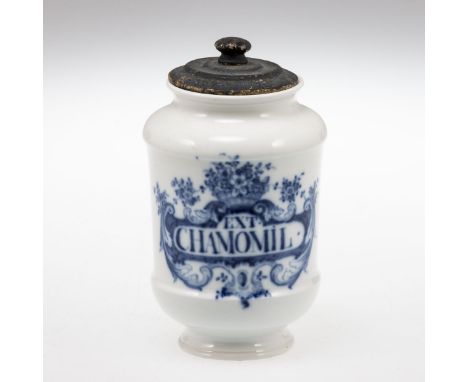 Seltenes Apothekergefäß für SalbenFürstenberg, um 1770. - EXT CHAMOMIL - Porzellan, weiß, glasiert. Unter der Glasur blau bem