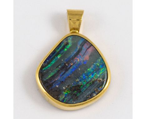 Boulder Opal-AnhängerGoldschmiede Märtens, Hildesheim. 750/- Gelbgold, gestemp. Gewicht: 5,7 g. Herstellerpunze: M (Märtens).