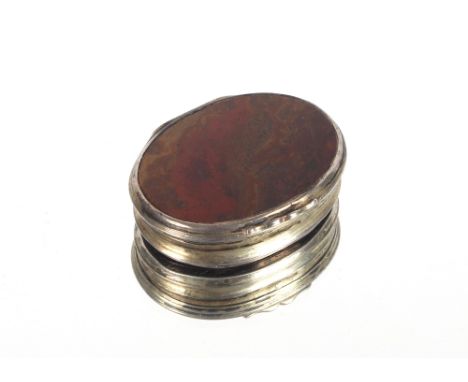 An early 18th Century silver and agate oval snuff box, 5cm&nbsp;