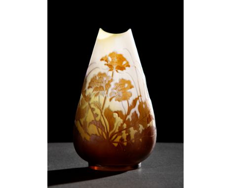 ÉMILE GALLÉ (Nancy, France, 1846 - 1904).Vase, ca. 1920.Acid-etched cameo glass.Signed on the reverse.Procedure: Private Coll