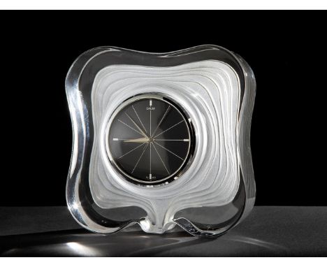 DAUM. France, ca. 1960.Table clock.Clear glass with wavy satin-finished decorations on the reverse.Signed on the lower front.