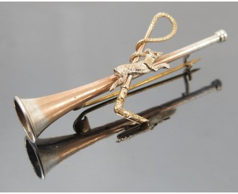 A hunting brooch, in two colours, of a hunting horn applied with a riding crop and a running fox, length 51cm, weight 2.4g gr