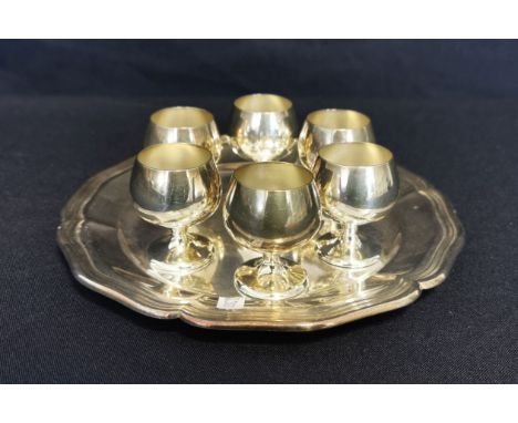 SECHS LIKÖRGLÄSER AUF TABLETT, 20. Jh., Silber, insgesamt 289 Gramm. 1) Sechs Likörgläser, gemarkt "Gorham Sterling / 955", 9