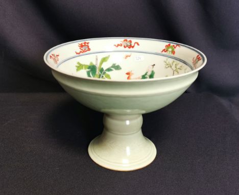 CHINESISCHE FUSSSCHALE, wohl 20. Jh., China, unter dem Stand mit sechs Schriftzeichen der Kangxi-Periode (1662-1722). Porzell
