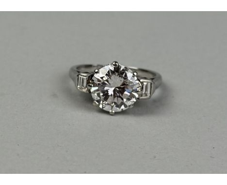 A 2.8CT ROUND BRILLIANT CUT DIAMOND RING WITH TWO BAGUETTE CUT DIAMOND SHOULDERS SET IN PLATINUMEuorpean Diamond and Gemstone