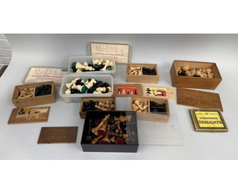 A COLLECTION OF BOXED CHESS SETS TO INCLUDE STAUNTON PATTERN