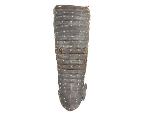 **AN ITALIAN CUIRASSIER'S LEFT TASSET WITH BLUED AND GILT DECORATION, CIRCA 1610-20 formed of sixteen upward-overlapping lame