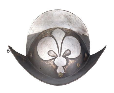 A GERMAN 'BLACK AND WHITE' COMB MORION, EARLY 17TH CENTURY with rounded two-piece crown joined along the crest of a high file