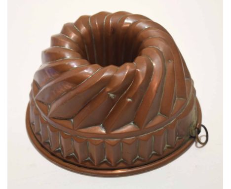 Late 19th century tin lined copper jelly mount of wrythen circular form and with ring suspension, 21 1/2 cm diam  